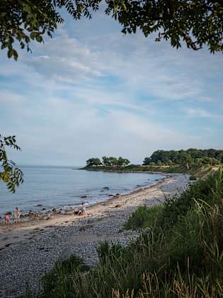 Ein Kiesstrand im Grünen